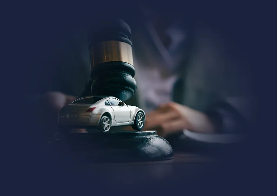 petite voiture sur un bureau d'avocat