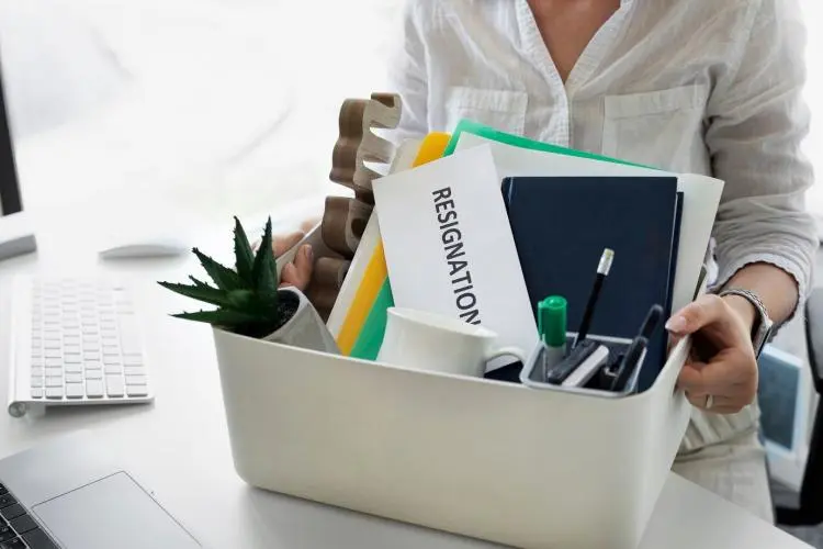 Le d&eacute;bat est tranch&eacute; : une demande de licenciement manifestement d&eacute;raisonnable se prescrit dans le d&eacute;lai d&rsquo;un an